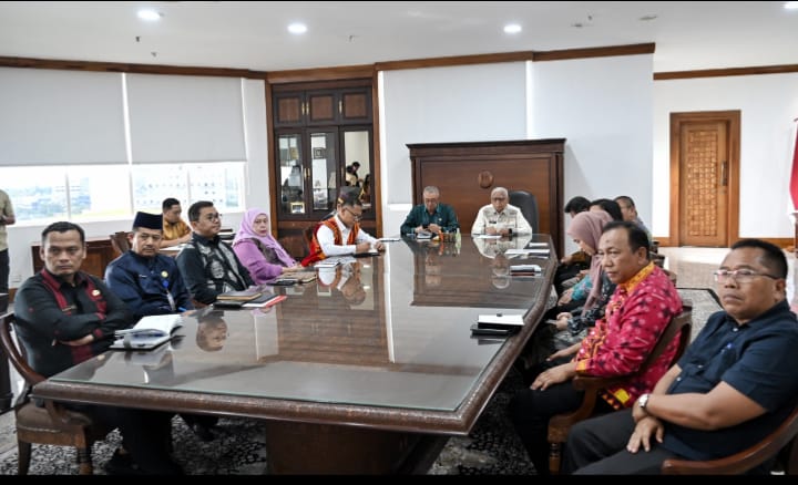 Teks foto: Wakil Gubernur Sumatera Utara (Sumut) Surya didampingi beberapa Pimpinan OPD Sumut mengikuti zoom meeting terkait tentang Entry Meeting Serentak pemeriksaan interim Laporan Keuangan Pemerintah Daerah (LKPD) se- Kabupaten/ Kota Provinsi Sumatera Utara Tahun 2025 di ruang kerja Wakil Gubernur Kantor Gubernur Sumut Jalan Diponegoro Nomor 30 Medan, Kamis (19/2/2026).