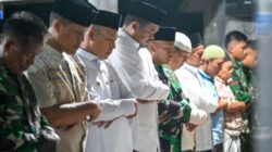 Teks foto: Gubernur Sumut, Bobby Nasution melaksanakan Salat Tarawih Perdana di Masjid Al Huda, Desa Hutanabolon, Kecamatan Tukka, Kabupaten Tapanuli Tengah, Rabu Malam (18/2/2026). Lokasi ini kembali terdampak banjir akibat hujan deras pada 16 Februari lalu.