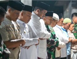 Gubsu Sholat Tarawih Perdana di Lokasi Terdampak Bencana Tukka Tapteng