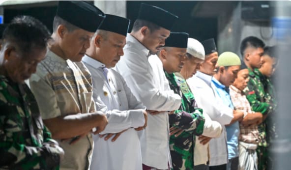 Teks foto: Gubernur Sumut, Bobby Nasution melaksanakan Salat Tarawih Perdana di Masjid Al Huda, Desa Hutanabolon, Kecamatan Tukka, Kabupaten Tapanuli Tengah, Rabu Malam (18/2/2026). Lokasi ini kembali terdampak banjir akibat hujan deras pada 16 Februari lalu.