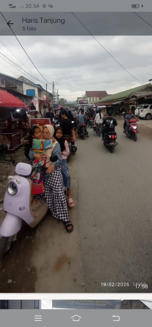 Teks foto:Padatnya pemburu takjil untuk berbuka puasa pada Ramadhan 1447 H tahun 2026 ini berbeda dari hari biasanya di Simpang empat Pekan Tanjung Beringin, Kamis, 19 Februari 2026.(Berita sore-Azwen)