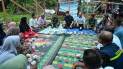 Teks foto: Gubernur Sumut, Bobby Nasution berdialog sambil berbuka puasa bersama warga terdampak banjir di Kecamatan Sorkam, Kabupaten Tapanuli Tengah, Kamis (19/2/2026)