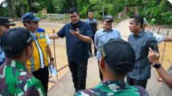 Teks foto: Gubernur Sumut, Bobby Nasution meninjau kondisi tanggul sungai yang rusak akibat banjir di Kecamatan Tukka, Kabupaten Tapanuli Tengah, Kamis (19/2/2026). Usai meninjau kondisi tanggul sungai, Gubernur Sumut juga berdialog dengan masyarakat terdampak banjir di lokasi tersebut.