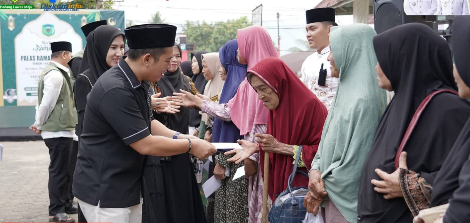 Keterangan Gambar: Putra Mahkota Alam Hasibuan SE menyerahkan santunan kepada anak yatim, lansia dan fakir miskin pada pembukaan Ramadhan Fair 1447 H di lapangan merdeka Sibuhuan, Jumat (20/2) (Berita/Ist)