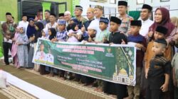 Keterangan foto Kapolres Labuhanbatu AKBP Wahyu Endrajaya memberikan santunan kepada salah seorang warga. (Ist). 