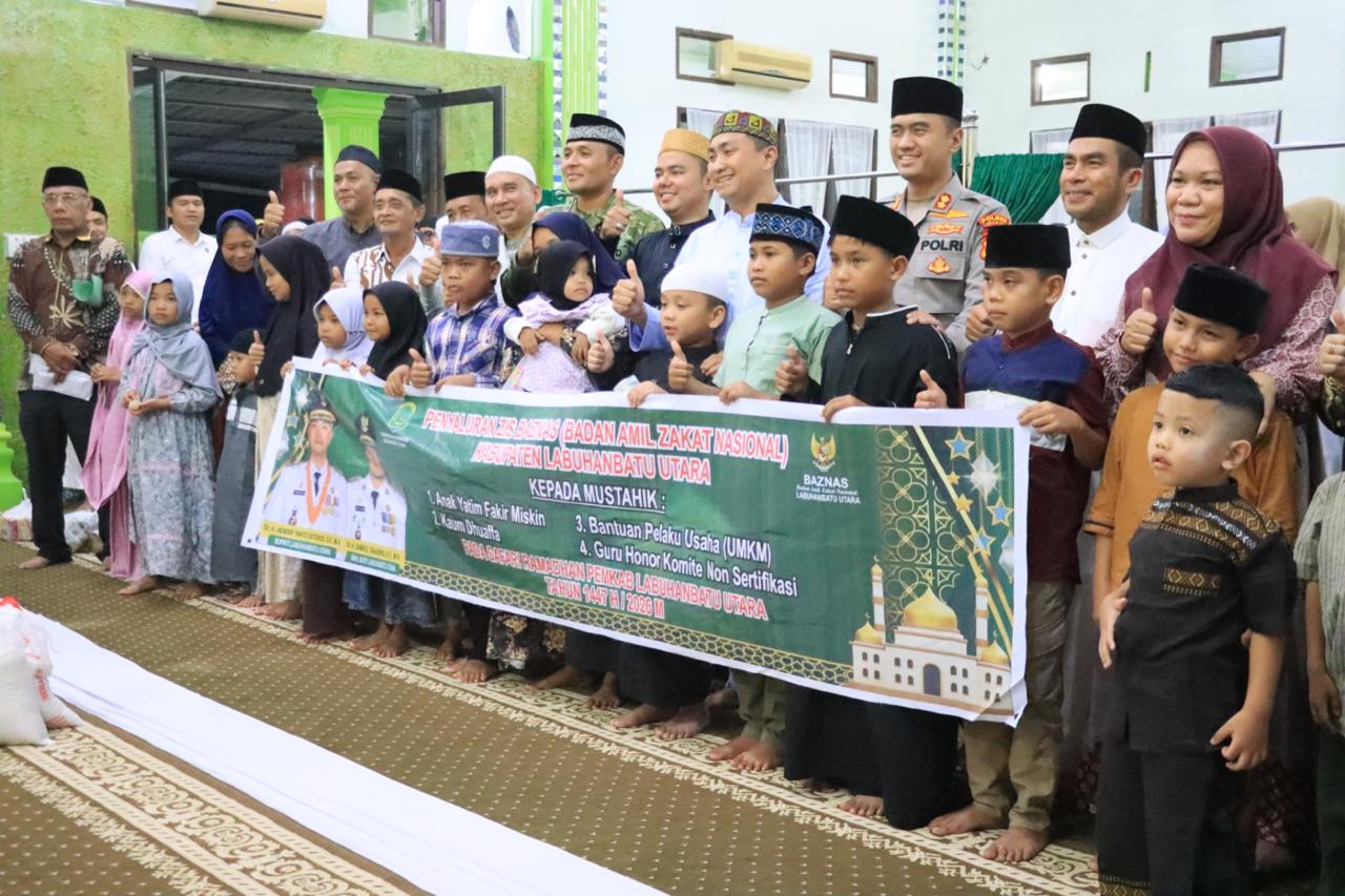 Keterangan foto Kapolres Labuhanbatu AKBP Wahyu Endrajaya memberikan santunan kepada salah seorang warga. (Ist). 