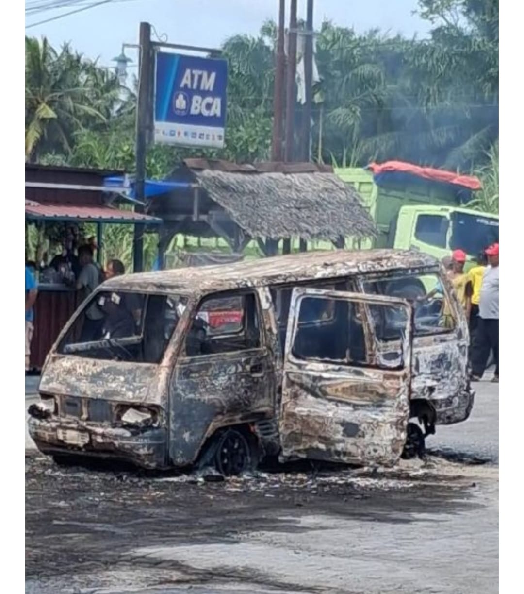 Teks fhoto diduga korsleting Aki, mobil Carry terbakar di SPBU Pakam, Desa Pakam Raya, Kecamatan Medang Deras, Kabupaten Batubara Senin (23/2/2026). beritasore/alirsyah