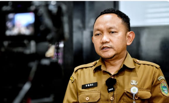 Teks foto: Pelaksana Harian (Plh) Kepala Dinas Perindustrian, Perdagangan, Energi dan Sumber Daya Mineral (Perindag ESDM) Sumut Yosi Sukmono memberikan keterangan tentang pengawasan harga komoditas pangan jelang Idul Fitri.