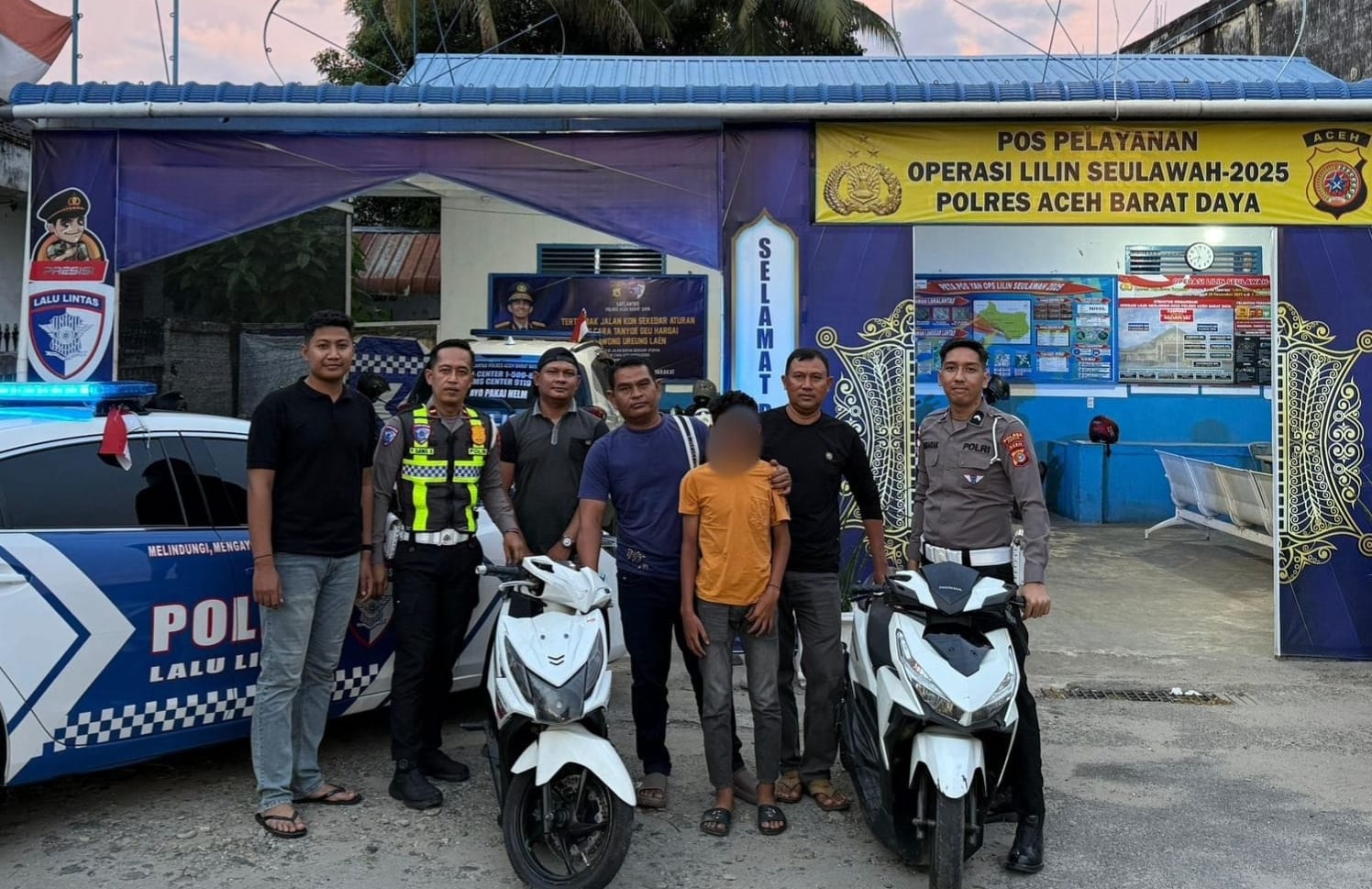 Kanit Regident Satlantas Polres Abdya Ipda Prawiro Djoko S,  didampingi sejumlah personel Satlantas, memperlihatkan remaja yang diamankan dalam penertiban aksi balap liar, di kawasan Kompleks Pendidikan Padang Meurante, Kecamatan Susoh. Foto direkam Senin (23/2) lalu.(Ist ). 