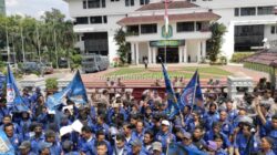 Massa KOMBAT Gelar Aksi Dukung Satu Tahun Kepemimpinan Rico Waas–Zakiyuddin Harahap