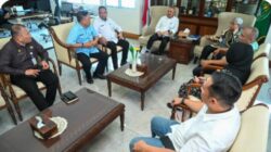 Pj Sekdaprov Sumut Terima Laporan Kinerja Komisi Informasi Tahun 2025