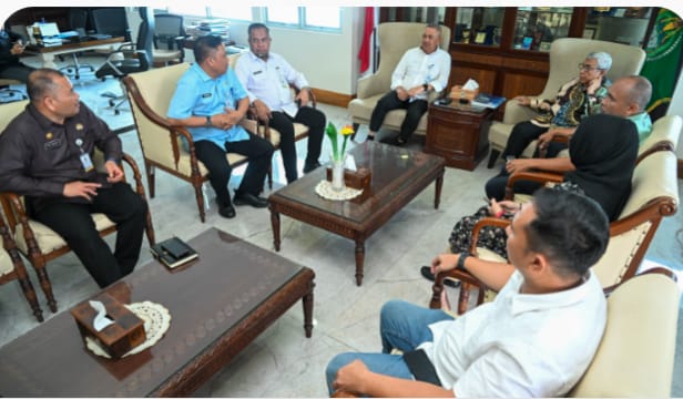 Teks foto: Sekdaprov Sumut, Sulaiman Harahap menerima Audiensi Komisioner Komisi Informasi Sumut dalam rangka penyerahan Laporan Kinerja Komisi Informasi Sumut Tahun 2025 di Ruang Kerja Sekdaprov Sumut, Lantai 9 Kantor Gubernur Sumut, Jalan Diponegoro No. 30, Medan, Selasa (24/2/2026)