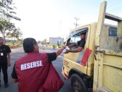 Satreskrim Polres Sergai Bagikan 150 Paket Takjil Di Jalinsum Sei Rampah