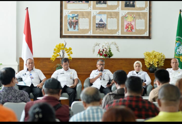 Teks foto: Pemerintah Provinsi Sumatera Utara (Sumut) melalui Asisten Pemerintahan dan Kesejahteraan Rakyat Sekretariat Daerah Provinsi Sumut Basarin Yunus Tanjung dan Badan Penanggulangan Bencana Daerah Provinsi Sumut melakukan Konferensi Pers terkait Perkembangan Penanganan Bencana Alam di Sumut. Kegiatan yang difasilitasi Dinas Kominfo Sumut ini berlangsung di Lobby Dekranasda Lantai 1 Kantor Gubernur Sumut Jalan Diponengoro Kota Medan, Rabu (25/2/2026).