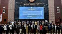 Teks foto: Wakil Gubernuer Sumatera Utara (Sumut) Surya foto bersama usai menghadiri Rapat Paripurna di Ruang Rapat DPRD Sumut dengan agenda peresmian pengangkatan Anggota DPD Sumut dari fraksi Nasdem masa jabatan 2024-2029 atas nama Mustafa Kamil Adam Serta penyampaian laporan hasil kegiatan reses II masa persidangan II Tahun Sidang II 2025-2026 oleh pimpinan dan anggota DPRD Sumut ke Kabupaten/Kota di Sumut.