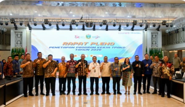 Teks foto: Pj. Seretaris Daerah Provinsi Sumatera Utara (Sumut) Sulaiman Harahap foto bersama usai menghadiri dan membuka acara Rapat Pleno Penetapan Program Kerja Tim Percepatan Akses Keuangan Daerah (TPKAD) Tahun 2026 di Aula Raja Inal Siregar lantai 2 Kantor Gubernur Sumut Jalan Diponegoro nomor 30, Medan, Jumat (27/2/2026).