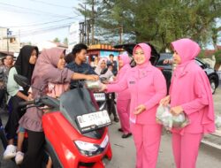 Para Pengandara ‘Serbu’ Ketua Bhayangkari  Saat Berbagi Takjil Di Aceh Singkil