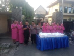 Bhayangkari Polsek Sunggal Bagikan Takjil Kepada Masyarakat Untuk Berbuka