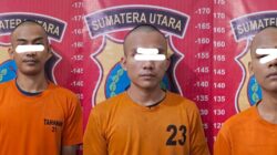 Teks foto:Tiga pelaku, DP,RP dan MF, pencuri sepeda motor di mesjid dengan menggunakan mobil berhasil ditangkap dan tiga lagi masih buron (DPO)oleh Polsek Firdaus Polres Serdang Bedagai.(Beritasore-Azwen)