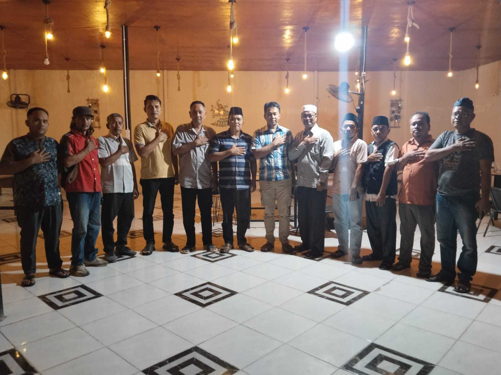 Keterangan Gambar: Kasat Reskrim Polres Palas AKP Irwansyah Sitorus SH, Kasat Intelkam IPTU Agung Swita Madiyasta bersama insan pers di MC Cafe Sibuhuan, Minggu (1/3) (Berita/Ist)