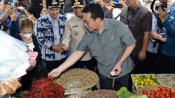 Teks foto: Mendag dalam kunjungan kerjanya didampingi Wagubsu mendatangi di Pasar Gambir Kecamatan Tebingtinggi, Kota Tebingtinggi, Jumat (27/2/2026). Kunker tersebut dilakukan dalam rangka memantau harga dan ketersediaan bahan pokok di bulan Ramadan dan Idulfitri 1447 H.