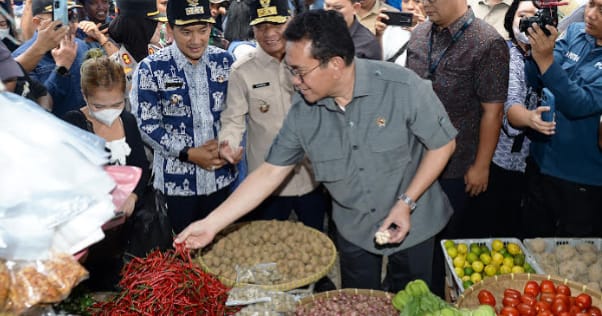 Teks foto: Mendag dalam kunjungan kerjanya didampingi Wagubsu mendatangi di Pasar Gambir Kecamatan Tebingtinggi, Kota Tebingtinggi, Jumat (27/2/2026). Kunker tersebut dilakukan dalam rangka memantau harga dan ketersediaan bahan pokok di bulan Ramadan dan Idulfitri 1447 H.