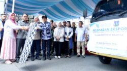 Teks foto: Wakil Gubernur Sumatera Utara (Sumut) Surya mendampingi Menteri Perdagangan RI Budi Santoso meresmikan Pusat Konveksi dan pelepasan Ekspor Pisang Kepok Keling di Pasar Kain Pasar Baru Kecamatan Tebingtinggi, Kota Tebingtinggi. Jumat (27/2/2026).