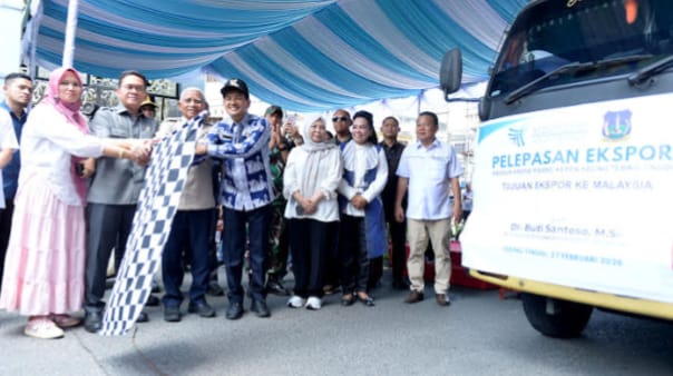 Teks foto: Wakil Gubernur Sumatera Utara (Sumut) Surya mendampingi Menteri Perdagangan RI Budi Santoso meresmikan Pusat Konveksi dan pelepasan Ekspor Pisang Kepok Keling di Pasar Kain Pasar Baru Kecamatan Tebingtinggi, Kota Tebingtinggi. Jumat (27/2/2026).