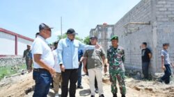 Teks foto: Gubernur Sumateta Utara (Sumut) Muhammad Bobby Nasution meninjau pembangunan Hunian Tetap (Huntap) dan menyapa warga di Hunian Sementara (Huntara) di Asrama Haji Pinangsori Kabupaten Tapanuli Tengah, Minggu (1/3/2026).