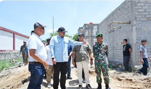 Teks foto: Gubernur Sumateta Utara (Sumut) Muhammad Bobby Nasution meninjau pembangunan Hunian Tetap (Huntap) dan menyapa warga di Hunian Sementara (Huntara) di Asrama Haji Pinangsori Kabupaten Tapanuli Tengah, Minggu (1/3/2026).