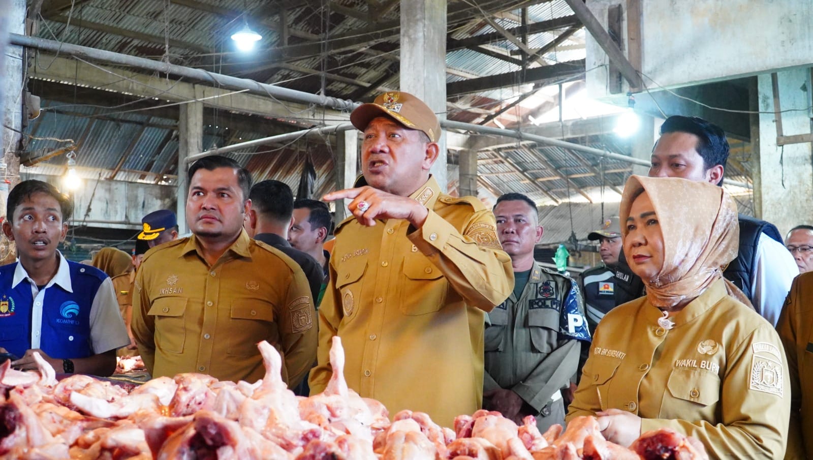 Teks Foto   Bupati Langkat H. Syah Afandin, SH bersama Wakil Bupati Langkat Tiorita Br Surbakti, SH melakukan sidak ke Pasar Baru Stabat, Kecamatan Stabat, Senin (2/3/2026).ist. 