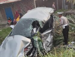KA Tabrak Mobil Inova Tercampak Puluhan Meter, Supir Seorang Ibu Selamat