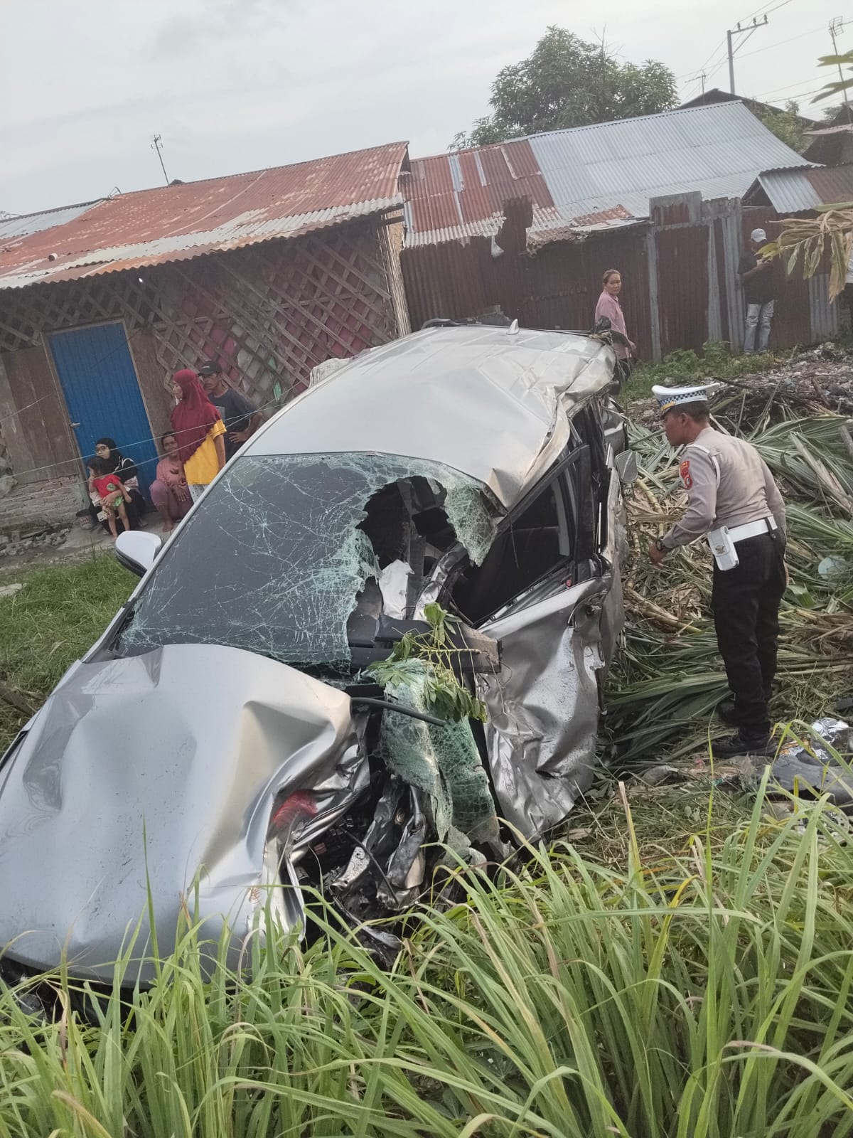 Teks foto:Tabrakan KA Sribilah dengan mobil Kijang Inova yang dikemudikan Riana Sihombing Korwil Dinas Pendidikan Sergai dalam keadaan pingsan dan mobil ringsek, Senin, 2 Maret 2026.(Beritasore-Azwen)