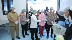 Teks fhoto Bupati Kabupaten Asahan Taufik Zainal Abidin, S.Sos dampingi Wakapolda Sumatera Utara Brigjen Pol.Sonny Irawan meresmikan operasional Satuan Pelayanan Pemenuhan Gizi (SPPG) Polres Asahan III dan IV di Polsek Air Batu Senin (02/03/2026).beritasore/alirsyah