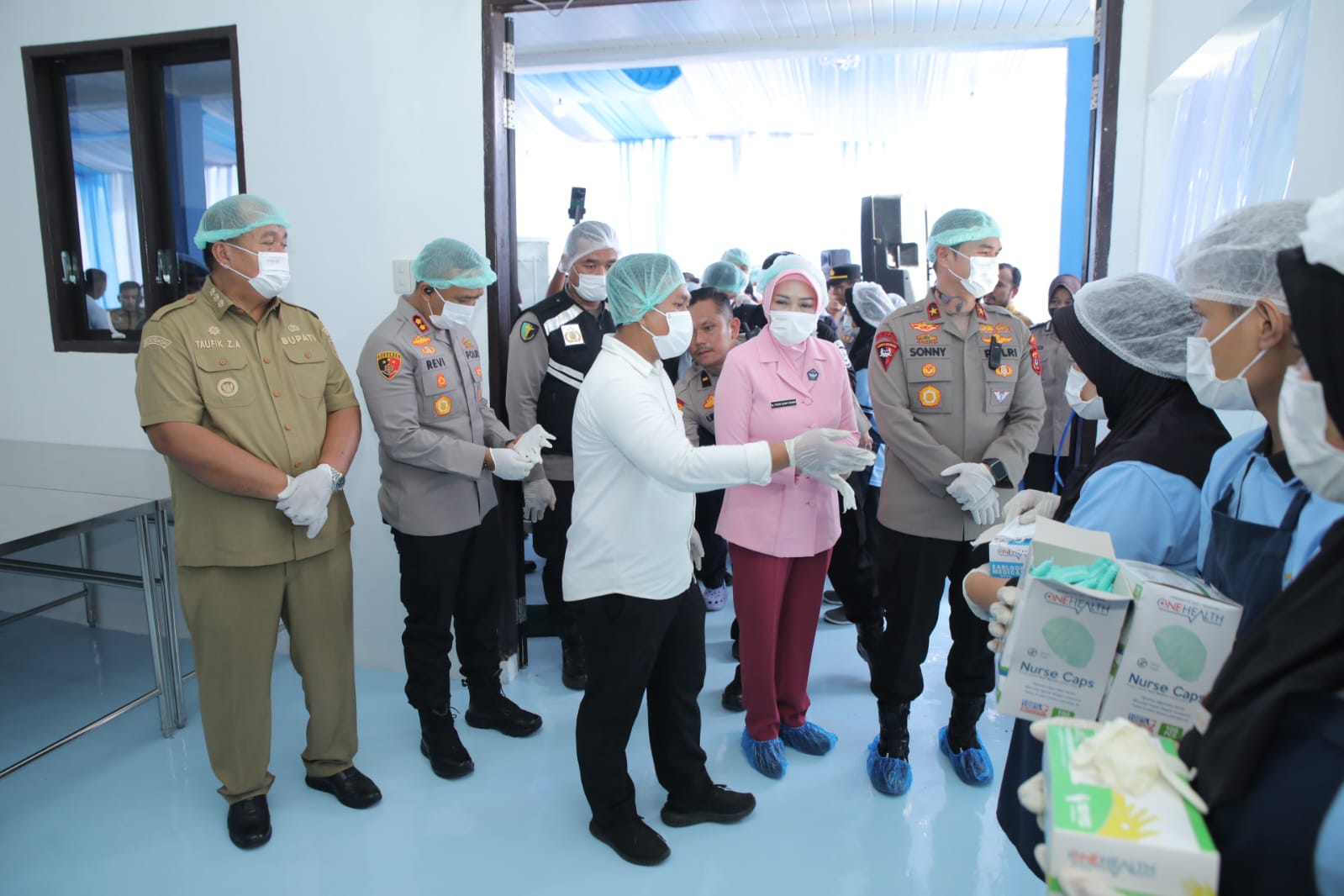 Teks fhoto Bupati Kabupaten Asahan Taufik Zainal Abidin, S.Sos dampingi Wakapolda Sumatera Utara Brigjen Pol.Sonny Irawan meresmikan operasional Satuan Pelayanan Pemenuhan Gizi (SPPG) Polres Asahan III dan IV di Polsek Air Batu Senin (02/03/2026).beritasore/alirsyah