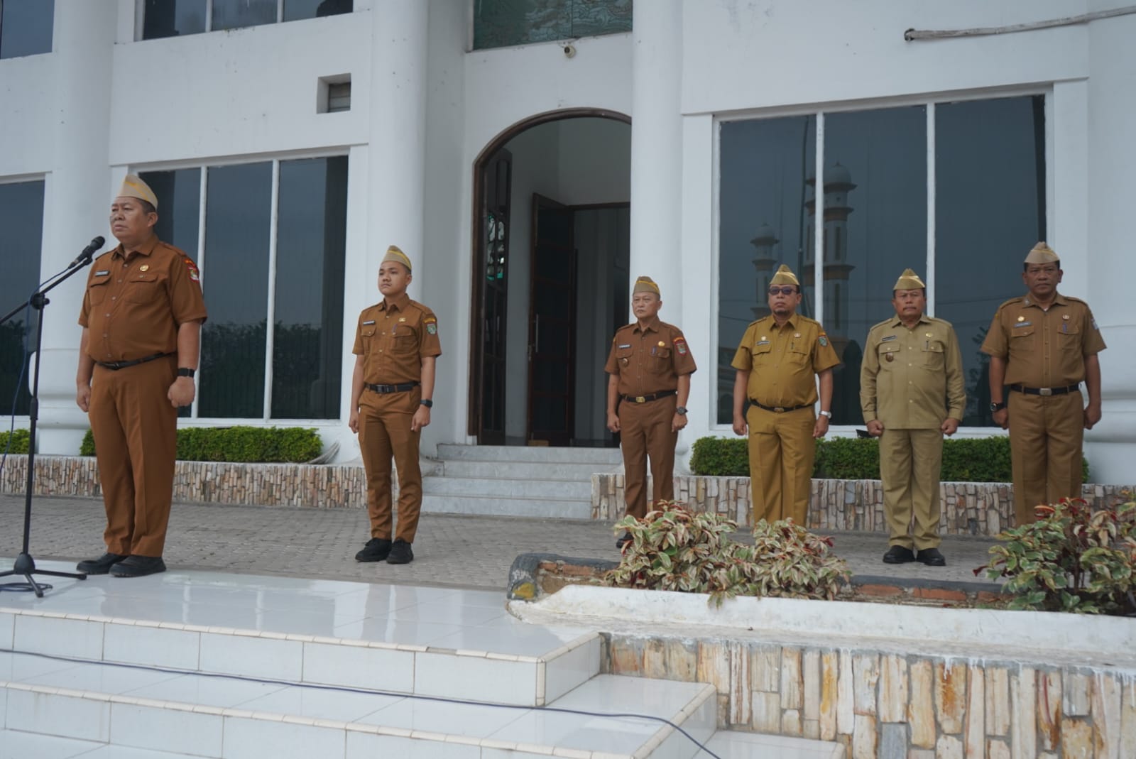 Teks fhoto Drs.Zainal Aripin Sinaga, MH menggelar Apel Gabungan Bulan Maret 2026 di diikuti para Asisten, Staf Ahli Bupati, pimpinan OPD serta ASN di lingkungan Pemerintah Kabupaten Asahan Senin (02/03/2026).beritasore/alirsyah