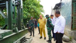 Teks fhoto Bupati Batubara H.Baharuddin Siagian, SH., M.Si meninjau langsung progres pembangunan Jembatan Bailey menghubungkan Desa Sidomulyo dengan Desa Sei Buah Keras, Kecamatan Medang Deras Senin (2/3/2026).beritasore/alirsyah