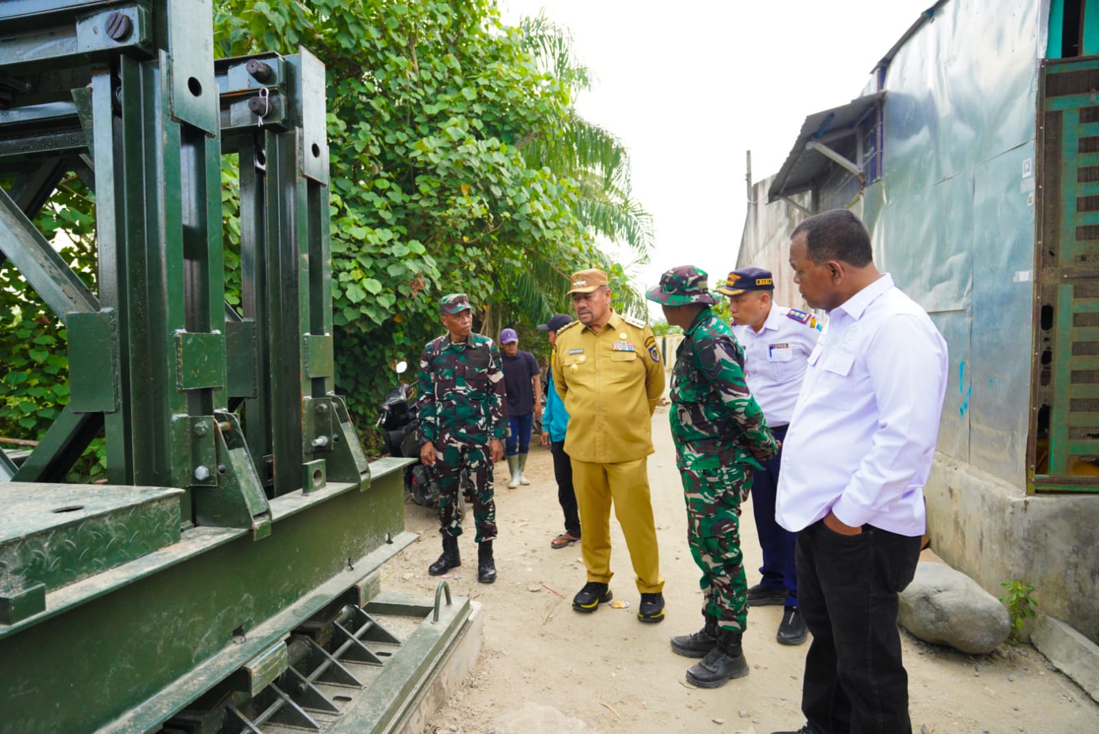 Teks fhoto Bupati Batubara H.Baharuddin Siagian, SH., M.Si meninjau langsung progres pembangunan Jembatan Bailey menghubungkan Desa Sidomulyo dengan Desa Sei Buah Keras, Kecamatan Medang Deras Senin (2/3/2026).beritasore/alirsyah