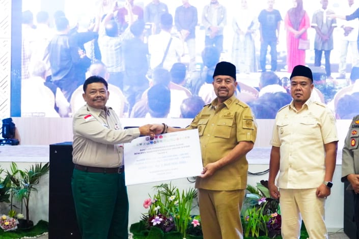 Teks fhoto Bupati Batubara H.Baharuddin Siagian, SH, M.Si didampingi Wakil Bupati Batubara Syafrizal, SE., M.AP mengikuti zoom meeting dengan BNPB RI salurkan Rp.1.860.000.000 dana di Batubara Selasa (3/3/2026).beritasore/alirsyah