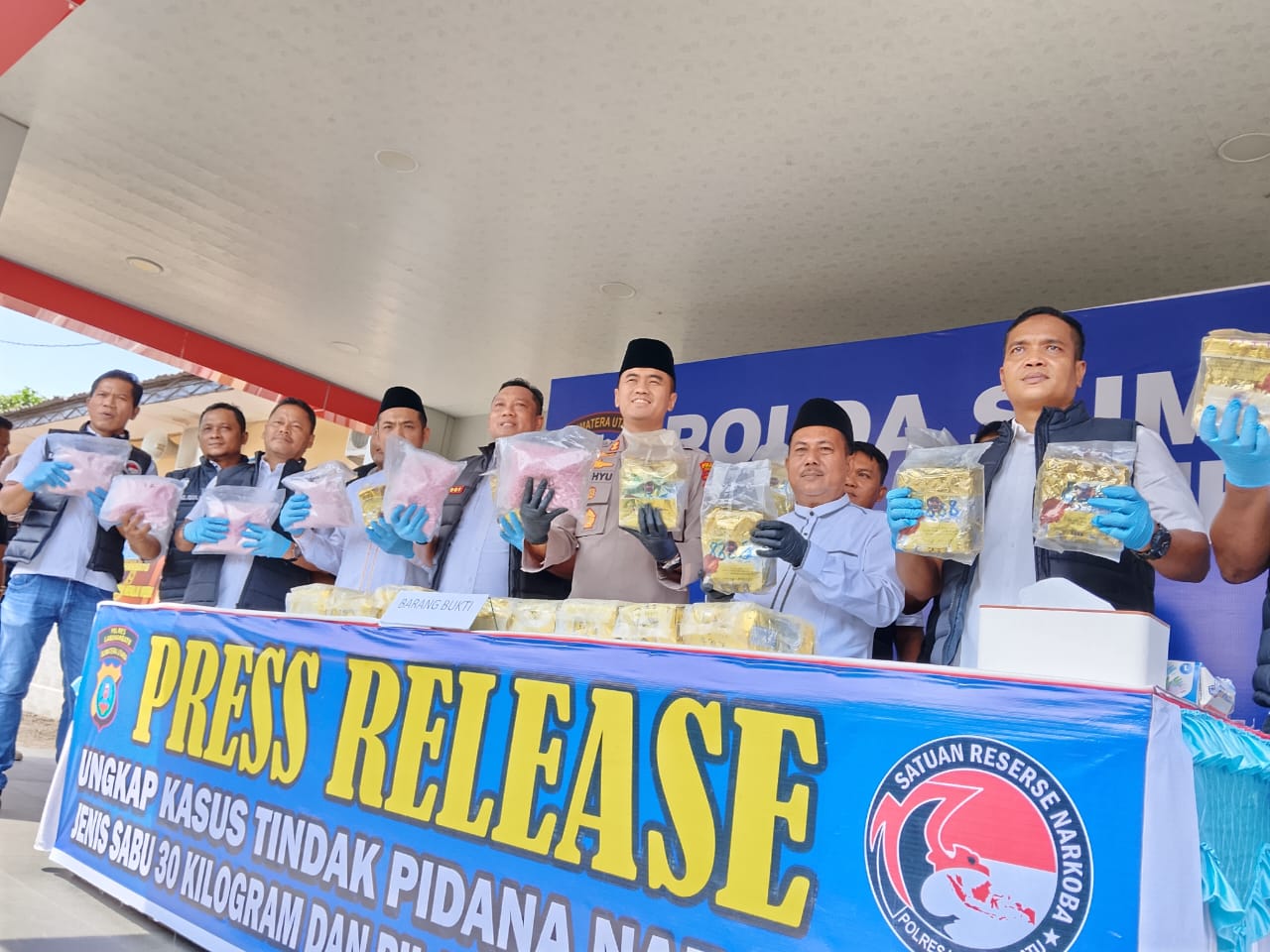 Kapolres Labuhanbatu AKBP Wahyu Endrajaya dan Kasat Narkoba AKP Hardiyanto gelar temu pers atas penangkapan sabu 31,5 Kg dan 30 ribu Ekstasi.(Fito: H. Neirul Nizam Aru)