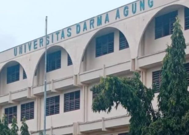 Teks foto: Gedung kampus Universitas Darma Agung Medan.
