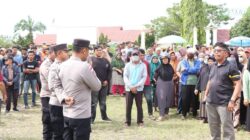 Foto: Kapolres Aceh Singkil saat menghadapi para pengunjuk rasa di halaman Kantor DPRK Aceh Singkil, memberikan himbauan agar melakukan aksi Unras dengan tertib aman dan damai. (Ist). 