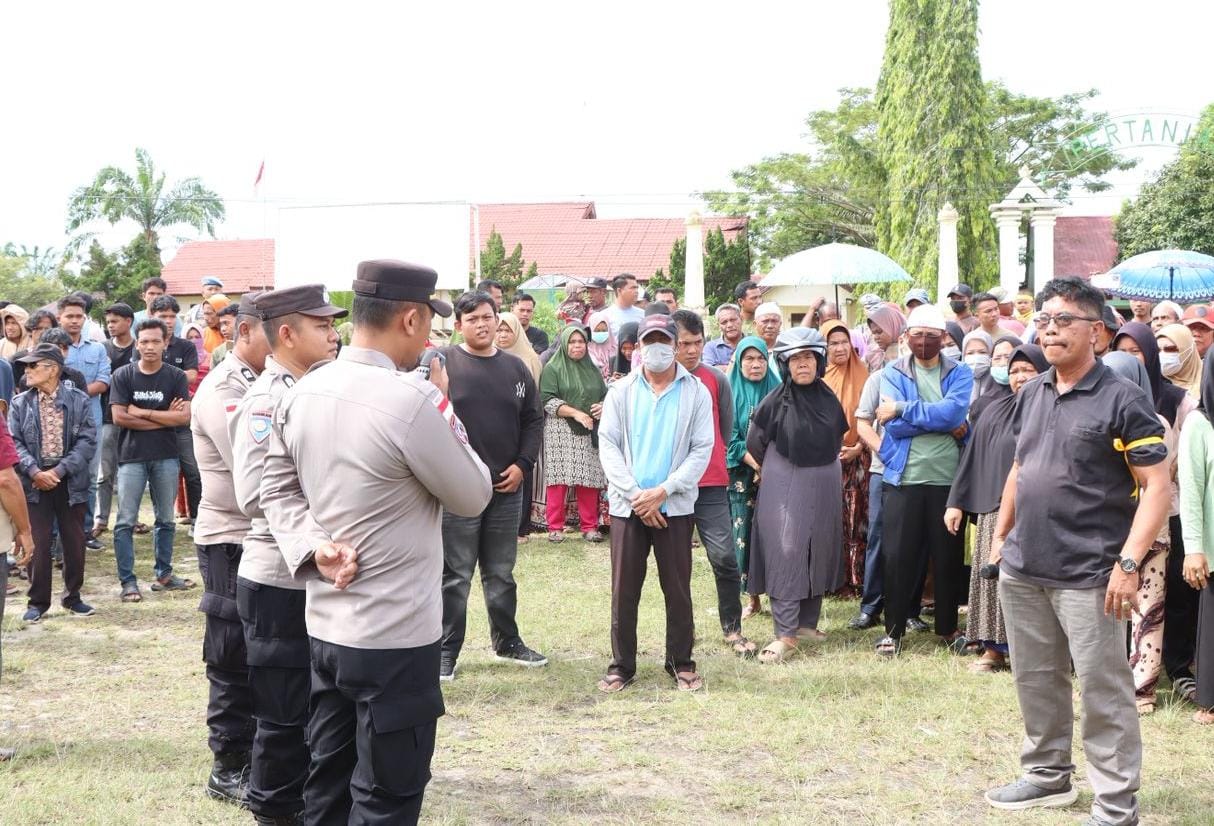 Foto: Kapolres Aceh Singkil saat menghadapi para pengunjuk rasa di halaman Kantor DPRK Aceh Singkil, memberikan himbauan agar melakukan aksi Unras dengan tertib aman dan damai. (Ist). 