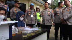 Teks foto: Kapolres Serdang Bedagai, AKBP Jhon Sitepu, di saat melakukan pemeriksaan tes urine sebagai bukti dari integrasi Polri dalam bebas Narkoba. Selasa,3 Maret 2026.(Beritasore-Azwen)