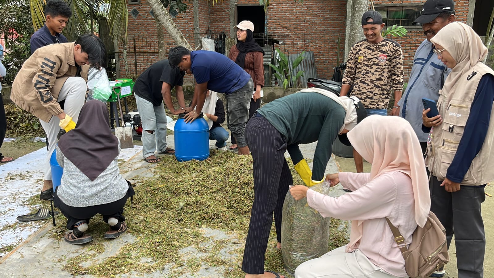 Himpunan Mahasiswa Biologi (HIMABIO) Universitas Samudra saat melakukan pembuatan pakan ternak silase Desa Meurandeh, Kota Langsa, Rabu (04/03/2026).(ist) 