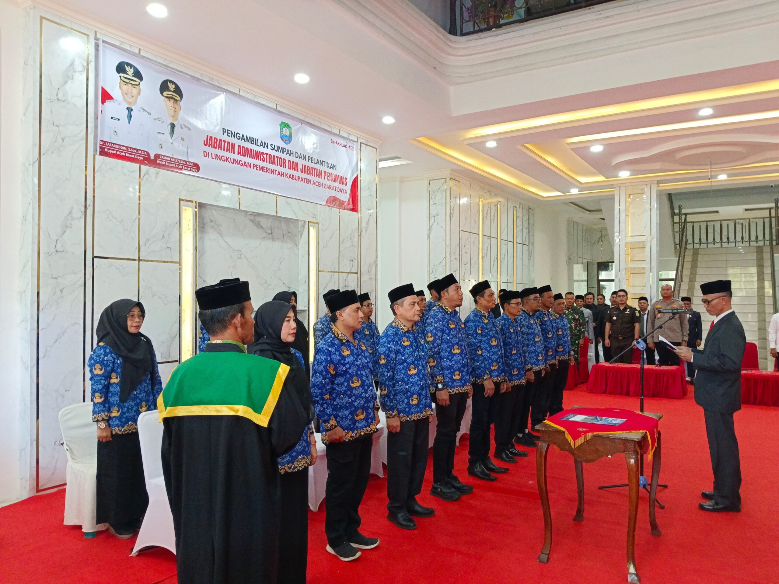 Wabup Abdya Zaman Akli,  melantik dan mengambil sumpah 17 pejabat adminisatrator dan pengawas, dalam lingkungan Pemkab Abdya. Rabu (4/3). Foto: Syafrizal 