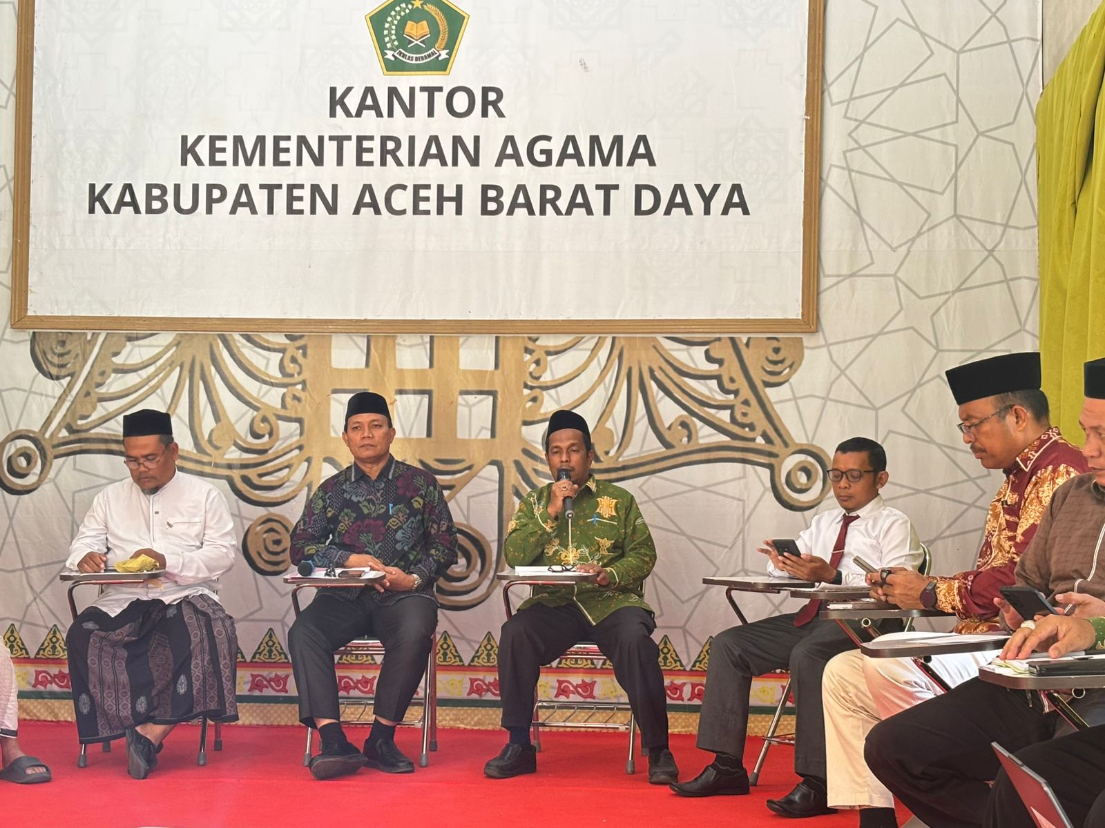 Kegiatan rapat penentuan zakat fitrah lintas lembaga,  yang digelar di aula Kenmenag Abdya. Rabu (4/3). Foto: Syafrizal 
