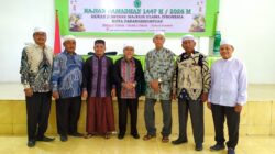 Ket.Foto : Ketua MUI P.Sidimpuan ustadz Drs.H.Zulfan Efendi Hasibuan, MA (tengah), ustadz Tarmizi Lubis MPd, Drs.H.Arsyad Thalib Lubis dan peserta kajian Ramadhan foto bersama di Aula Kantor MUI Padangsidimpuan, Rabu