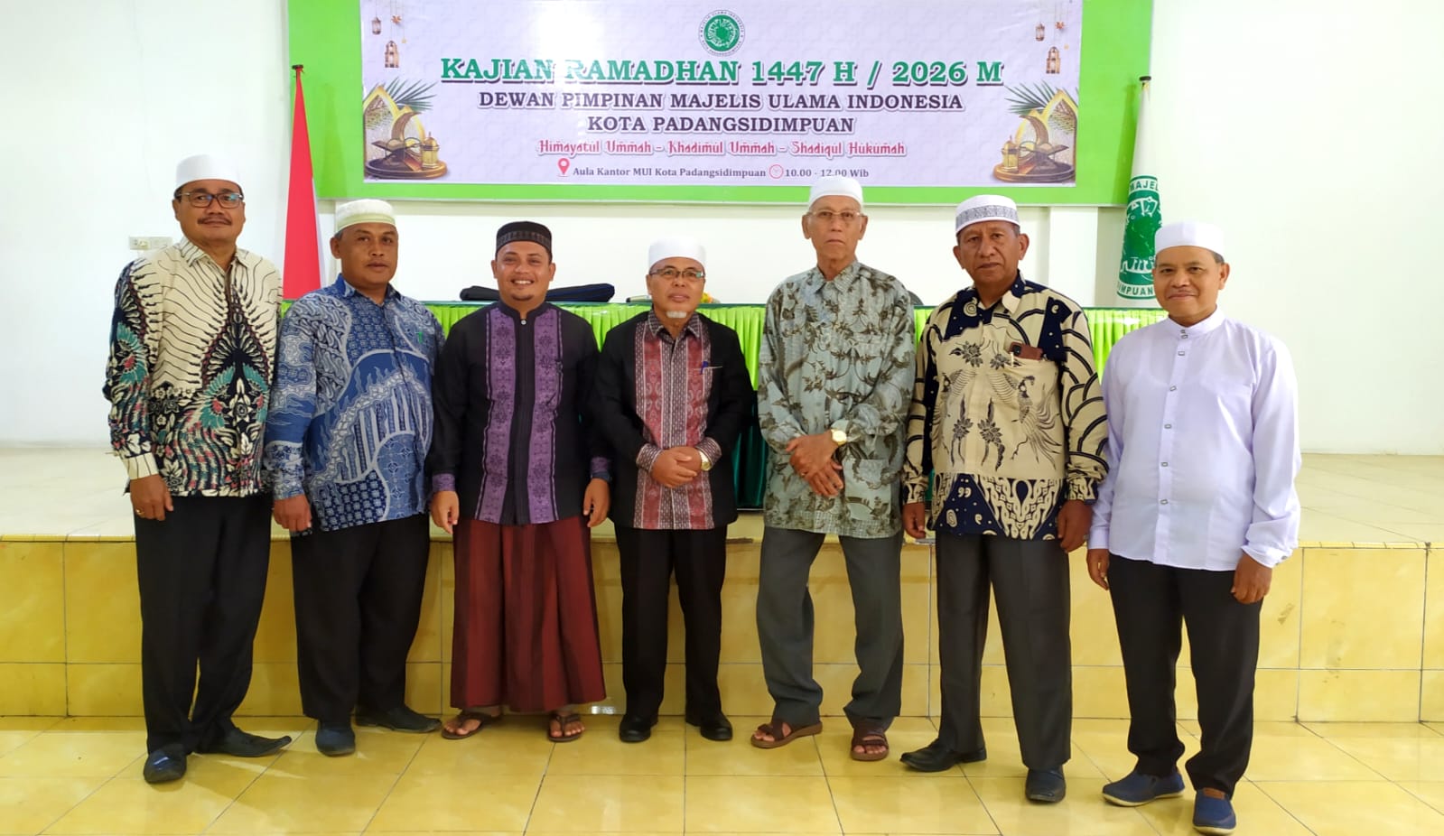 Ket.Foto : Ketua MUI P.Sidimpuan ustadz Drs.H.Zulfan Efendi Hasibuan, MA (tengah), ustadz Tarmizi Lubis MPd, Drs.H.Arsyad Thalib Lubis dan peserta kajian Ramadhan foto bersama di Aula Kantor MUI Padangsidimpuan, Rabu 