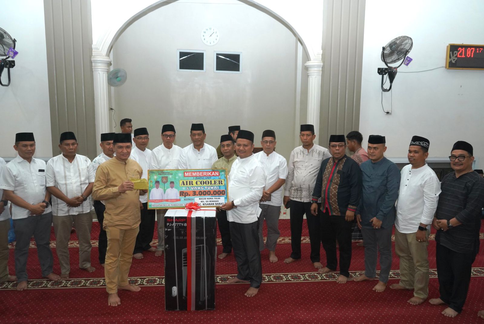 Teks fhoto Wakil Bupati Asahan Rianto SH,M.AP didampingi Forkopimda melakukan kunjungan kerja (Kunker) Safari Ramadhan 1447 H di Masjid Al Falah Kelurahan Sei Renggas Kabupaten Asahan Rabu (4/3-2026) malam.beritasote/alirsyah